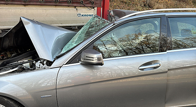 Řidič nedobrzdil a napasoval auto pod návěs. Nehoda paralyzovala tah na jih Čech
