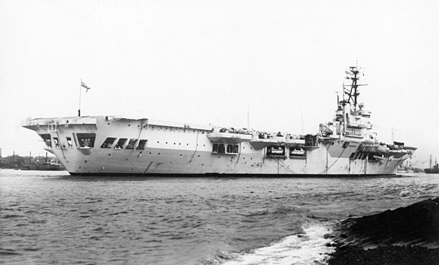 Britská letadlová loď nejdříve honila Bismarcka, pak ji potopila ponorka