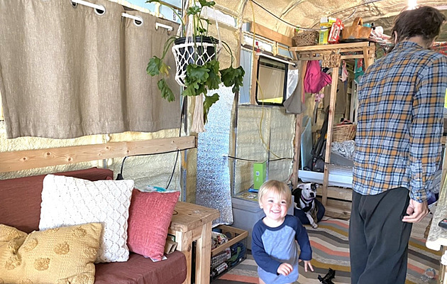 Místo práce a školy svoboda. Hippie rodiče žijí s dětmi ve školním autobusu