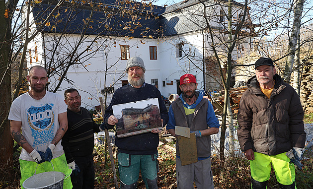 Mu�i z azylového domu Armády spásy v Krnov� dobrovoln� pomáhají s opravami...