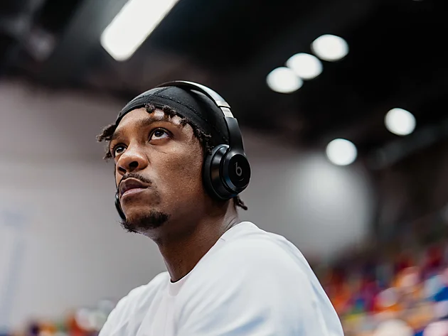 Nymburklu Sir'Jabari Rice, Liga'da Alba Berlin maçı öncesi ısınıyor.