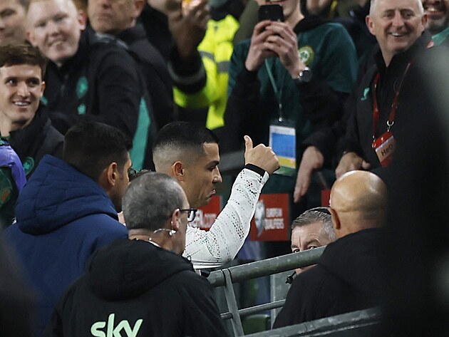 Cristiano Ronaldo za p�ihl�en� irsk�ch fanou�k� opou�t� stadion s ironick�m...