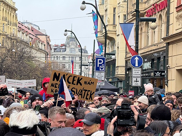 Nácek nám nebude krást svátek, vítal Turka s Motoristy transparent a ...