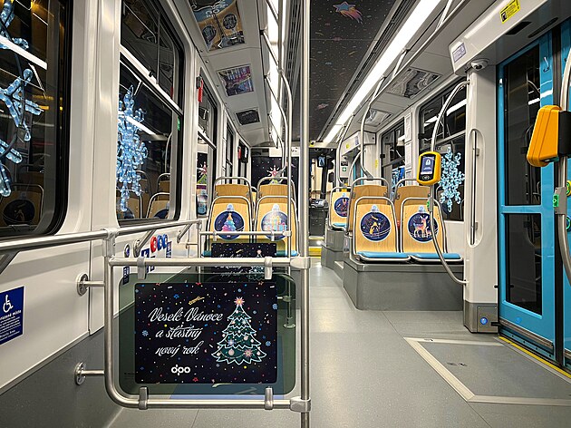 Ostravská vánoční tramvaj září v ulicích