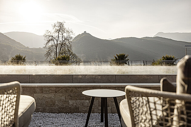 R�j mezi palmami a horami.