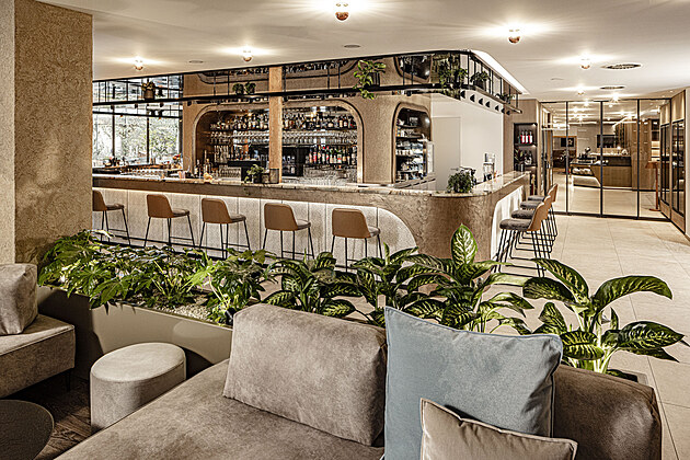 R�j mezi palmami a horami.