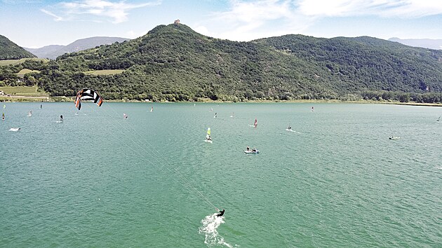 R�j mezi palmami a horami.