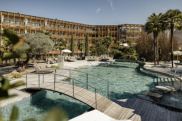 R�j mezi palmami a horami.