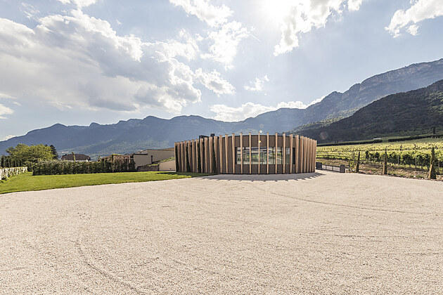 R�j mezi palmami a horami.