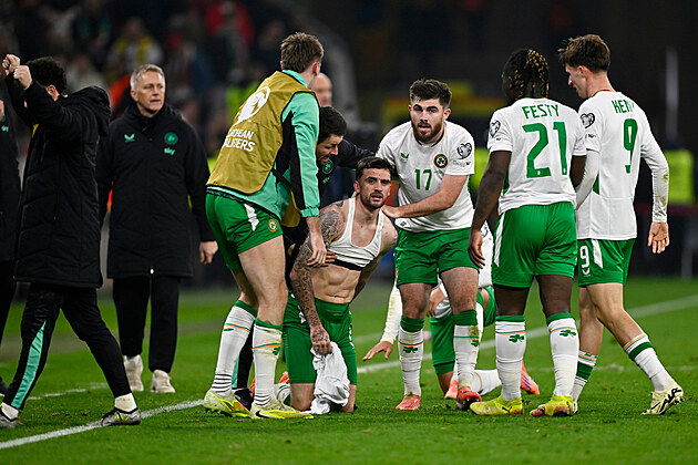 Irsk� n�rodn� t�m slav� v�t�zn� g�l Troy Parrotta (na kolenou) v utk�n� s...