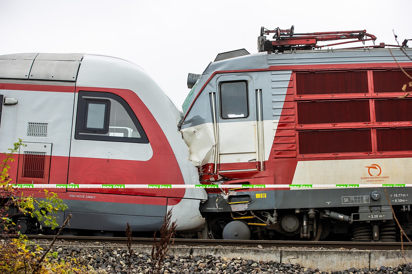 Padaly kufry, lidé krváceli. Srážka vlaků na Slovensku mohla snadno skončit tragičtěji
