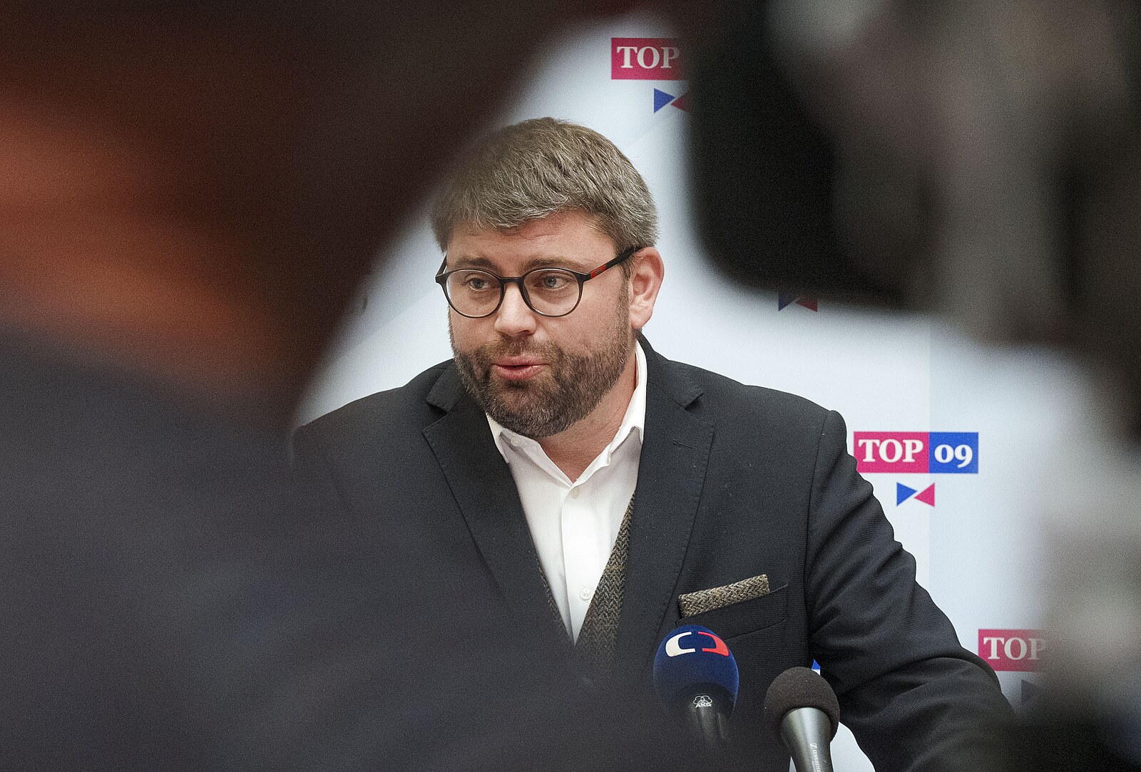 Jakob kritizuje „rozpočtové harakiri“, Kalousek mluví o nelegálních výdajích