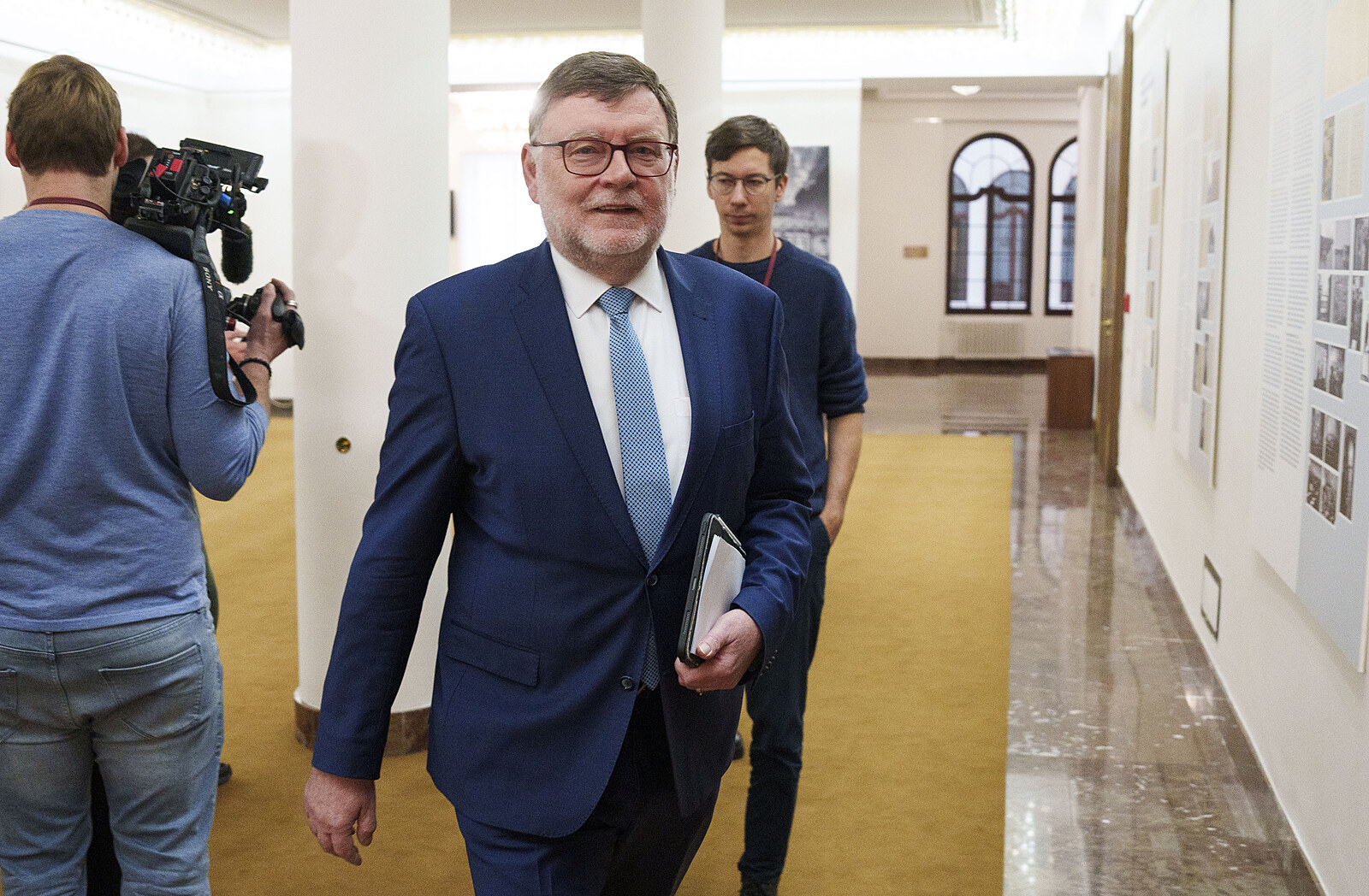 Místo motorovky máte pilníček, rýpl si Stanjura. Schillerová věští větší schodek