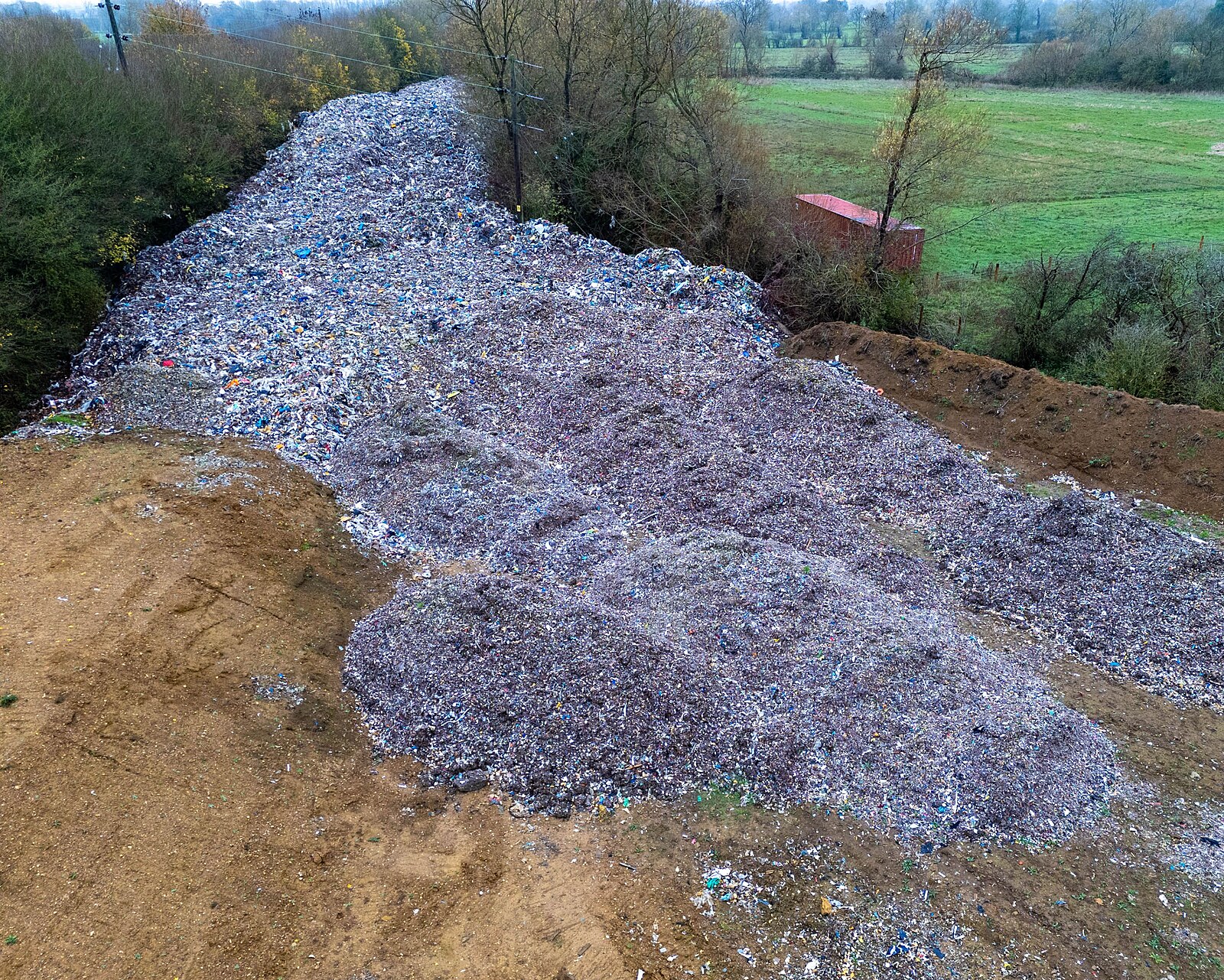 Hrozivá hora odpadu ohrožuje řeku v Británii, úřady si s ní nevědí rady