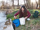Martina Hub�nkov� vypou�t� ��by do vody.