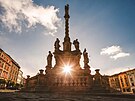 Mari�nsk� sloup z osmn�ct�ho stolet� je dominantou Doln�ho n�m�st� v Olomouci....