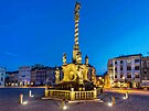Mari�nsk� sloup z osmn�ct�ho stolet� je dominantou Doln�ho n�m�st� v Olomouci....