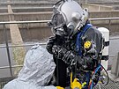 Hasi�i se speci�ln�m HAZMAT vybaven�m a unik�tn� p�ilbou p�i v�cviku na...