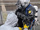 Hasi�i se speci�ln�m HAZMAT vybaven�m a unik�tn� p�ilbou p�i v�cviku na...