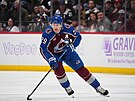 Nathan MacKinnon v akci proti New York Islanders.