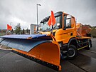 Vozy firmy Silnice LK zajist� v zim� v p��pad� nutnosti sj�zdnost silnic s...