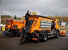 Vozy firmy Silnice LK zajist� v zim� v p��pad� nutnosti sj�zdnost silnic s...