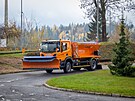 Vozy firmy Silnice LK zajist� v zim� v p��pad� nutnosti sj�zdnost silnic s...