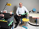 Galerista Tomá� Hejtmánek s nábytkem a u�itým designem od hnutí Memphis Group