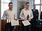 Dva zachr�nci (zleva) Tom� Gazd�k a Martin Bubl�k, kte�� z�skali ocen�n� za...