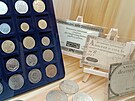 V nov�m havl��kobrodsk�m Muzeu hotovosti jsou vystaven� mince i bankovky z...