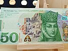 Touto bankovkou se plat� v Gruzii. Pades�t lari m� hodnotu asi 385 �esk�ch...