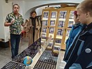V nov�m havl��kobrodsk�m muzeu Petr �imek ukazuje velkou ��st sv� sb�rky. Minc�...