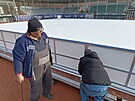 Technici v Havl��kov� Brod� dokon�uj� p��pravu plochy pro ve�ejn� bruslen�....