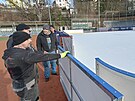 Technici v Havl��kov� Brod� dokon�uj� p��pravu plochy pro ve�ejn� bruslen�....