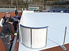 Technici v Havl��kov� Brod� dokon�uj� p��pravu plochy pro ve�ejn� bruslen�....