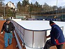 Technici v Havl��kov� Brod� dokon�uj� p��pravu plochy pro ve�ejn� bruslen�....