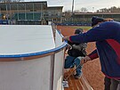 Technici v Havl��kov� Brod� dokon�uj� p��pravu plochy pro ve�ejn� bruslen�....