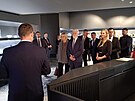 Prezident s chot� v n�v�t�vnick�m centru skl�rny Moser (10. listopadu 2025)