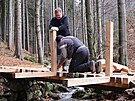 KRNAP opravil most mostek u Hu�sk�ho vodop�du na stezce mezi Rokytnic� a...