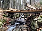 KRNAP opravil most mostek u Hu�sk�ho vodop�du na stezce mezi Rokytnic� a...