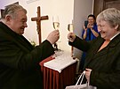 Milada Fejtkov� a kardin�l Dominik Duka p�i oslav� 25 let od jeho biskupsk�ho...