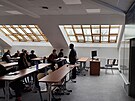 Studenti hradeck� zdravotnick� �koly se u� u�� v nov�ch odborn�ch u�ebn�ch....