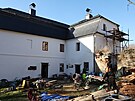 Hnut� Duha Jesen�ky rychtu koupilo v roce 2017. D�m z p�lky 17. stolet� byl v...