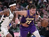 Gary Harris z Milwaukee nahání Luku Donie z Lakers.