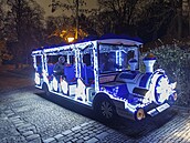 Za jízdu osvtleným vlákem zaplatí lidé 50 korun. Díky nmu nemusí lapat do...