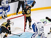 David Pastrák z Boston Bruins slaví svj 400. gól v NHL.