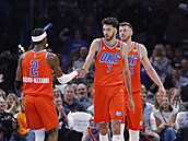 Chet Holmgren (7) a Shai Gilgeous-Alexander (2) z Oklahoma City Thunder bhem...