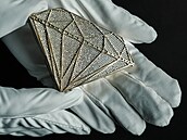 Trofej ve tvaru diamantu osázená pírodními diamanty znaky Arete Diamond,...