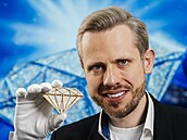Vladimír Kondratnko, generální editel Arete Diamond, s trofejí ve tvaru...