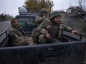 Ukrajintí vojáci evakuují zranného spolubojovníka poblí frontového msta...